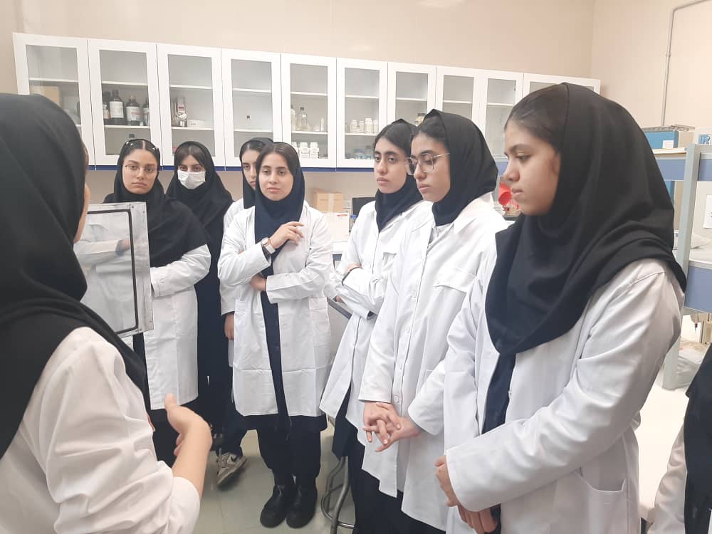 حضور دانش آموزان پایه دهم و یازدهم در آزمایشگاه میکروبیولوژی دانشگاه شهید بهشتی تهران